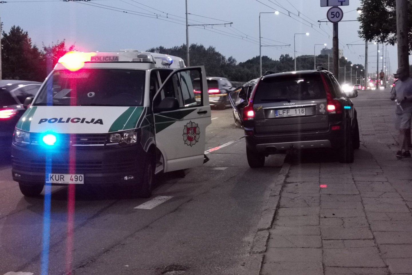 Vilniuje automobilis rėžėsi į stulpą: 2 žmonės skubiai perduoti medikams.<br> R. Danisevičiaus nuotr.