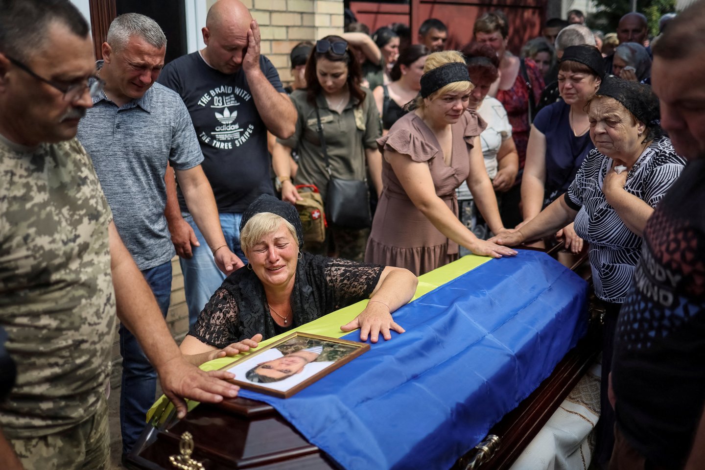 46 metų Ukrainos kariškio Volodymyro Kočetovo, kuris žuvo kovoje per Rusijos invaziją, žmona Natalija per jo laidotuves Babynci kaime Ukrainoje, 2022 m. birželio 30 d. <br> Reuters / Scanpix nuotr.