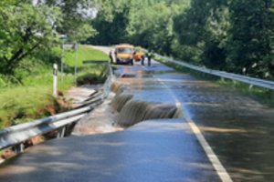 Dėl smarkių liūčių padarytų nuostolių dviejuose Lietuvos rajonuose paskelbta ekstremali situacija