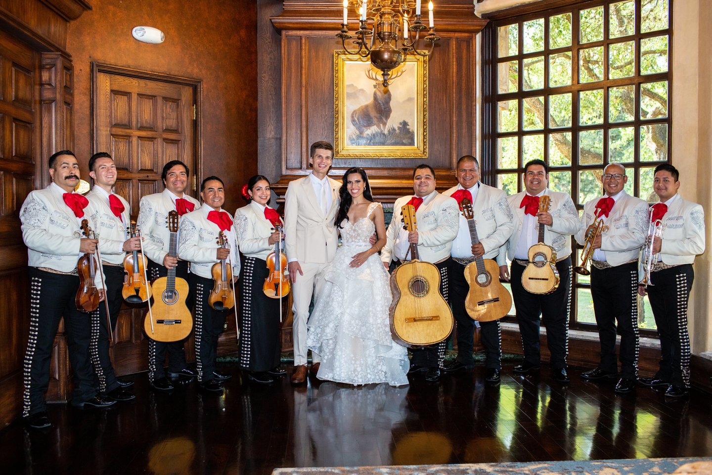  Susirinkusiuosius linksmino mariačio – meksikiečių tradicinės vestuvinės ir pramoginės muzikos – atlikėjai.<br> Sharayu Mahale nuotr.