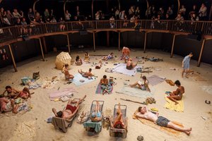 „Saulė ir jūra“ Londone: akmenėliai iš Temzės ir britų žiniasklaidos liaupsės