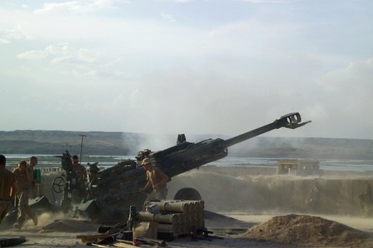 Kanados kariai šaudo iš M777 priešakinėje operacijų bazėje Helmando provincijoje Afganistane, 2007 m., asociatyvinė nuotr.
