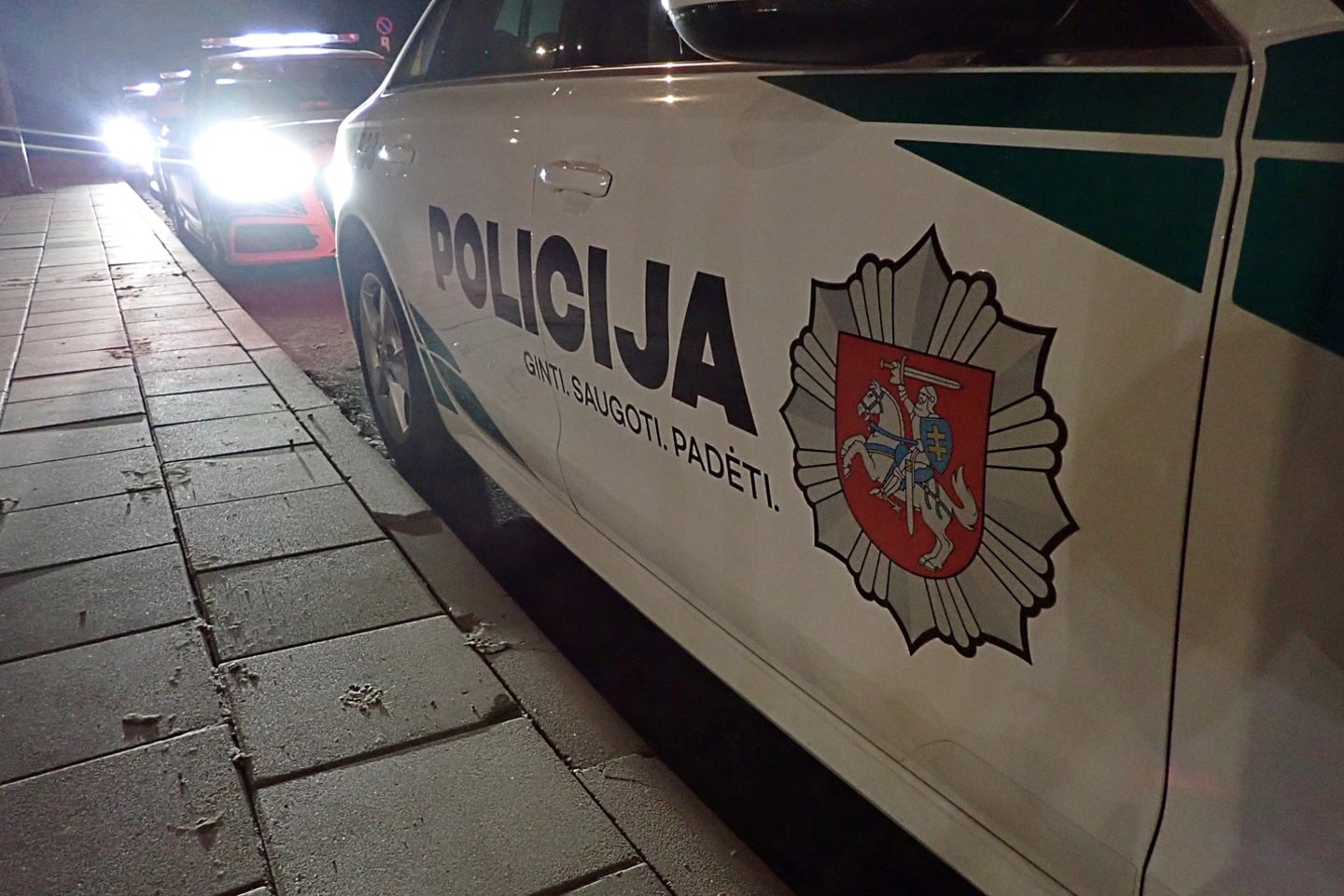 Per girto motorolerio vairuotojo gaudynes Alytuje apgadintas pareigūnų automobilis.