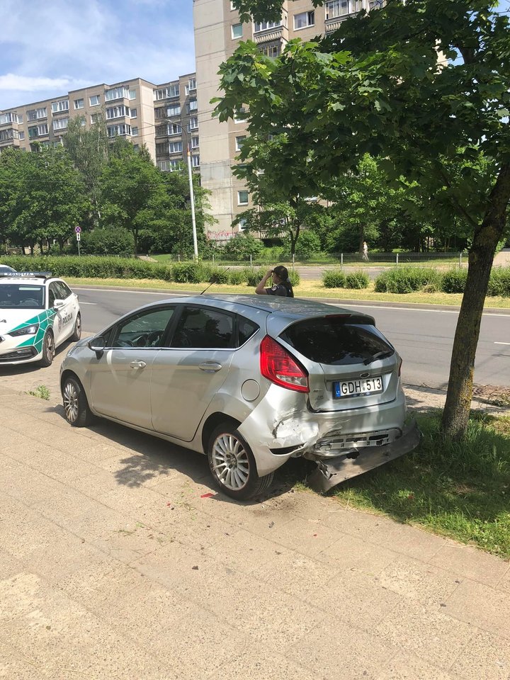  Avarija Vilniuje: išvartyti kelio ženklai ir apdaužytas „Ford“ – nevaldomą BMW sustabdė tik laiptai.<br> Facebook/Vladislavo M. nuotr.