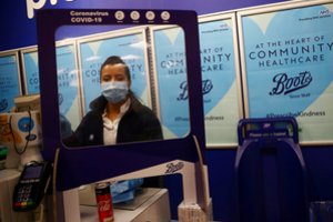 COVID-19 infekcijų skaičius Jungtinėje Karalystėje per savaitę išaugo daugiau nei puse milijono