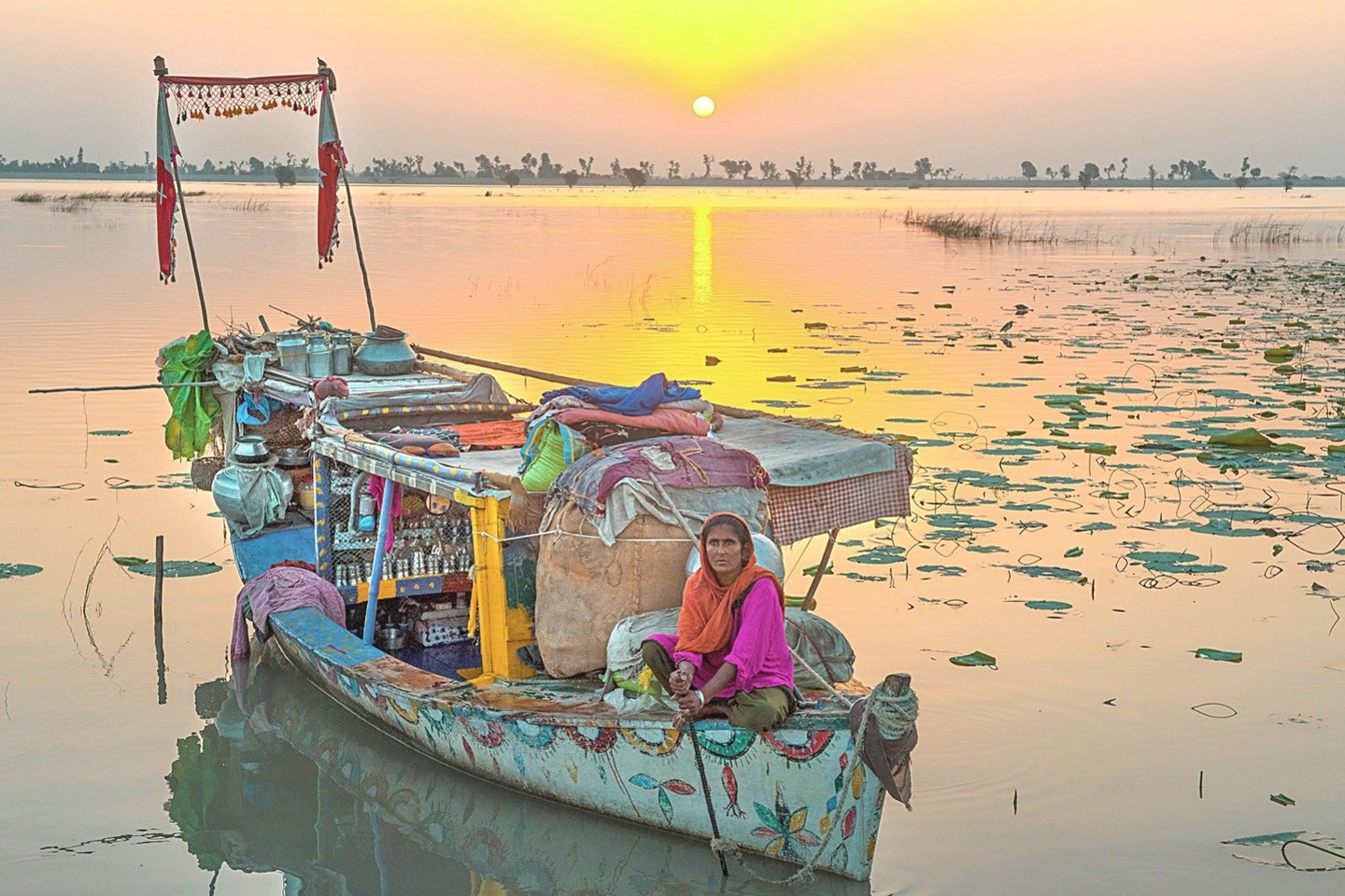 Mohanos genties žmonės gyvena savo valtyse. Tokį plaukiojantį kaimą galima išvysti tik Mančaro ežere, kuris tyvuliuoja Pakistano pietuose. Bet jei nebus pagalbos iš šalies, mohanų pasaulis dings.<br>„Wikipedia“ ir „Flickr“ nuotr.