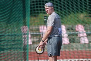 Be miego ir su brolio apranga: varžybose Vilniuje pasirodęs M. Alekna nustebino net save patį