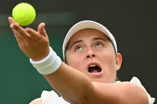 Latvijos tenisininkė J. Ostapenko prasibrovė į Vimbldono aštuntfinalį