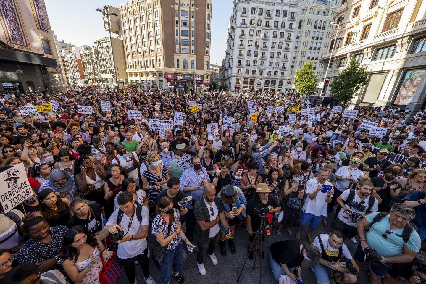 Ispanijoje ir Maroke tūkstančiai žmonių protestavo dėl migrantų žūties.<br>AP/Scanpix nuotr.