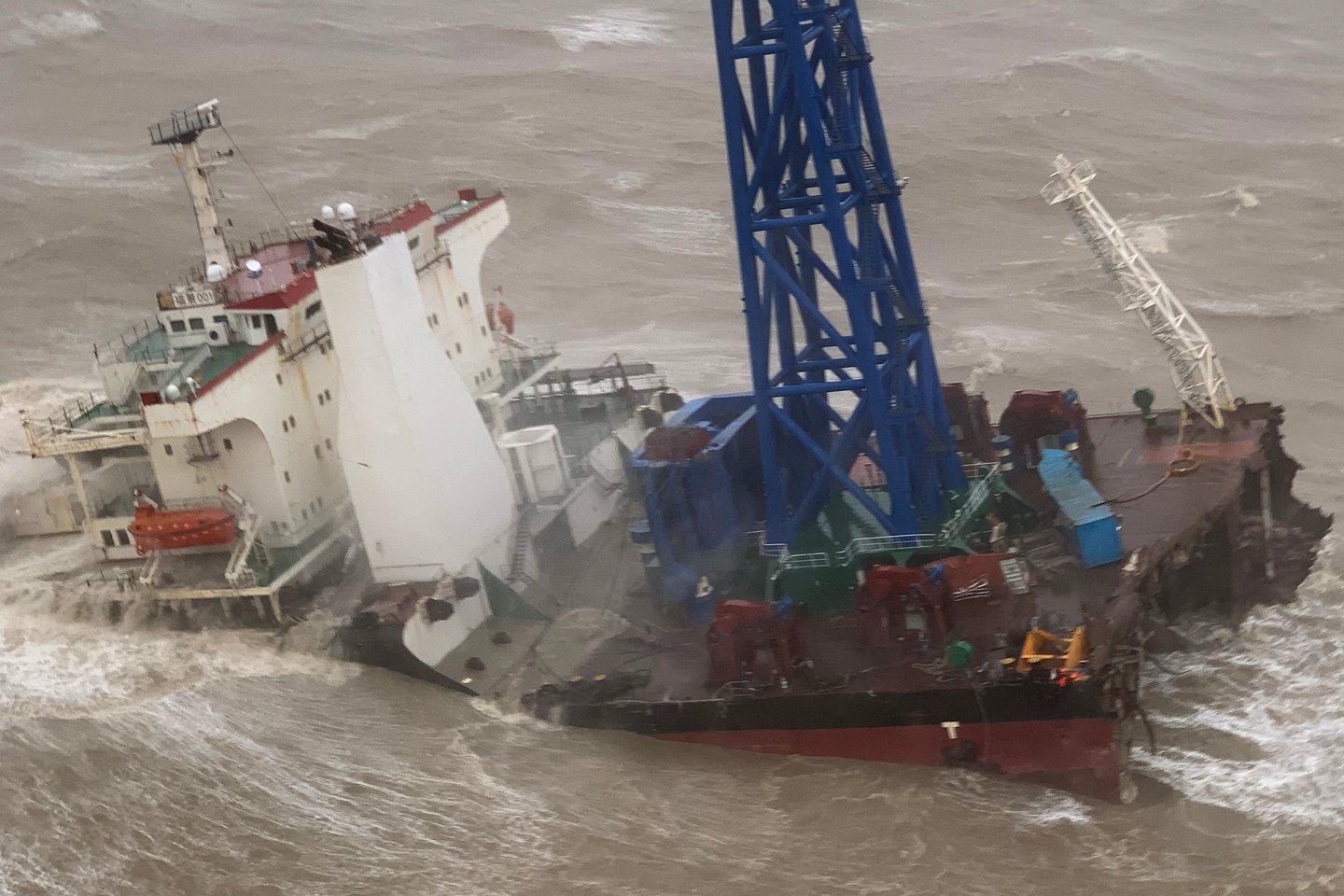 ​Pietų Kinijos jūroje šeštadienį siaučiant taifūnui vienas laivas perlūžo pusiau.<br>AFP/Scanpix nuotr.
