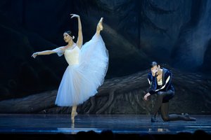 Vilisų šokis po žvaigždėtu Vilniaus dangumi: „LNOBT Open“ scenoje – baletas „Žizel“