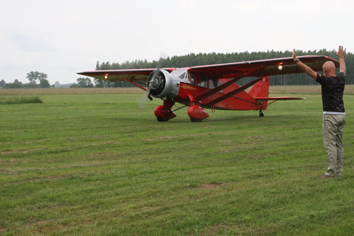  Marijampoliečiai aviacijos šventėje susipažino su legendinio lėktuvo „Lituanica“ sese „Bellanca“.<br> L.Juodzevičienės nuotr.