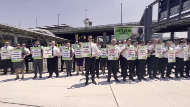 Sumaištis Europos ir JAV oro uostuose: avialinijų darbuotojai reikalauja gerinti darbo sąlygas