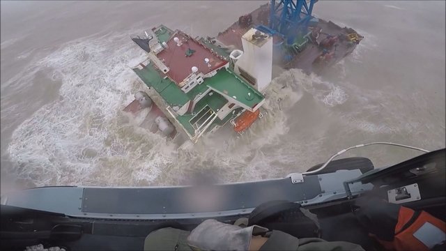 Paviešino dramatišką įrašą, kaip Kinijoje gelbėjama vieno laivo įgula: keli nariai vis dar dingę