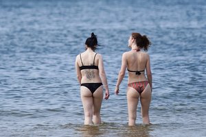 Ar jūros vanduo kenkia odai? Specialistė pasakė, kaip vasarą prižiūrėti veidą ir kūną