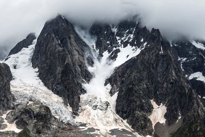 Italijos Alpėse atitrūkus dideliam ledyno gabalui, kuris sukėlė laviną, žuvo 5 žmonės