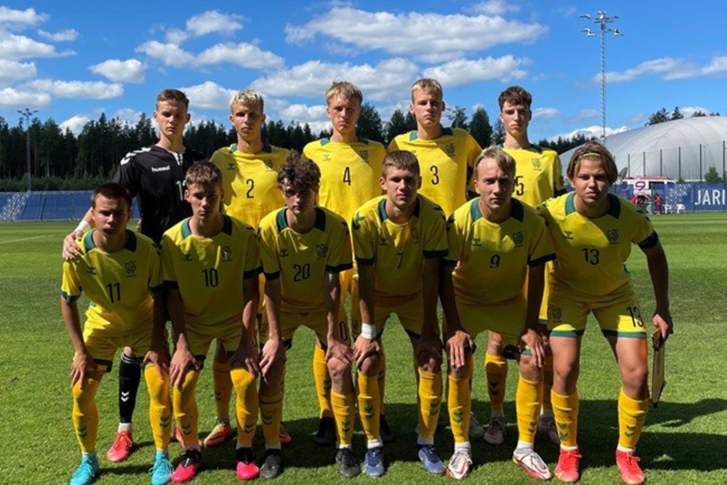 Lietuvos futbolo 17-mečių rinktinė neturėjo šansų prieš bendraamžius iš Latvijos.<br> LFF nuotr.