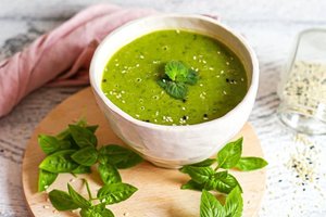 Gaivi ir vasariška žirnelių sriuba su mėtomis ir bazilikais