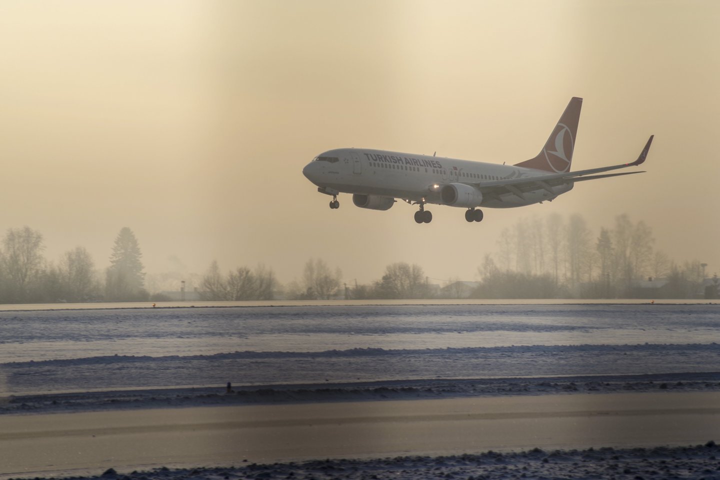 „Turkish Airlines“ lėktuvas Vilniuje negalėjo leisti dėl rūko.<br>V.Ščiavinsko nuotr.