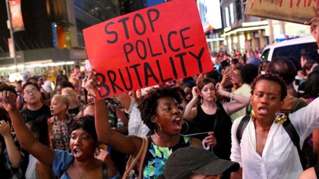 JAV kilo pasipiktinimo banga: šimtai rinkosi į protestus, po to kai policija į juodaodį paleido 60 šūvių