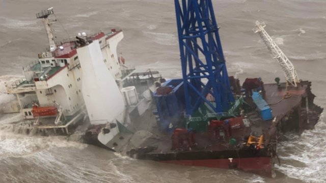 Pietų Kinijos jūroje išgelbėtas ketvirtas nuskendusio laivo įgulos narys: tebeieškoma 26 dingusių