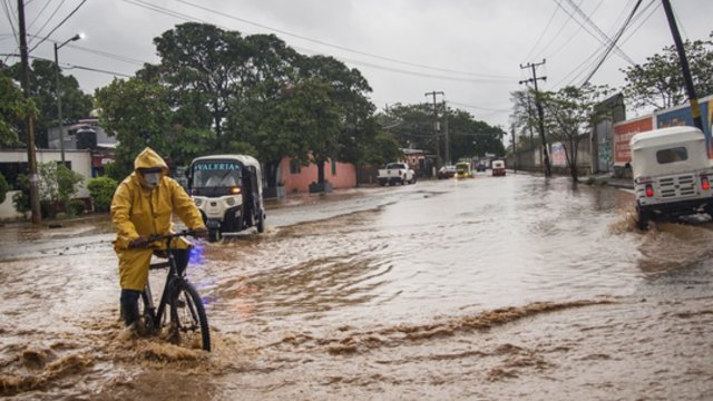 Centrinėje Amerikoje siautėjanti tropinė audra „Bonnie“ sustiprėjo iki uragano: nusinešė tris gyvybes