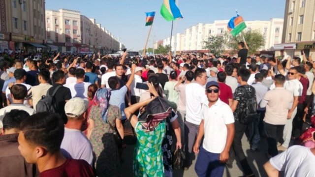 Per antivyriausybinius protestus Uzbekistane žuvo 18 žmonių: sužeista dar kone pustrečio šimto