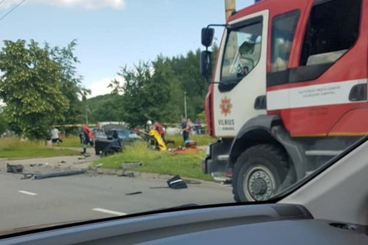 Vilniuje BMW trenkėsi į stulpą, pranešta apie nukentėjusį žmogų.<br> Facebook/Žilvino S. nuotr.