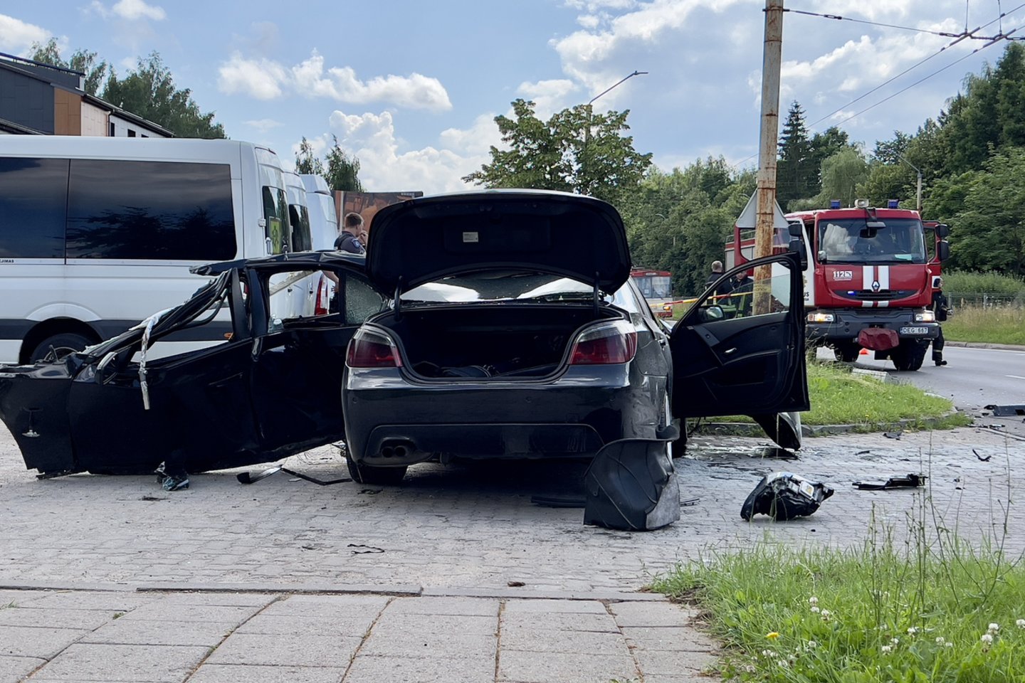 Vilniuje BMW trenkėsi į stulpą, pranešta apie nukentėjusį žmogų.<br> V.Ščiavinsko nuotr.