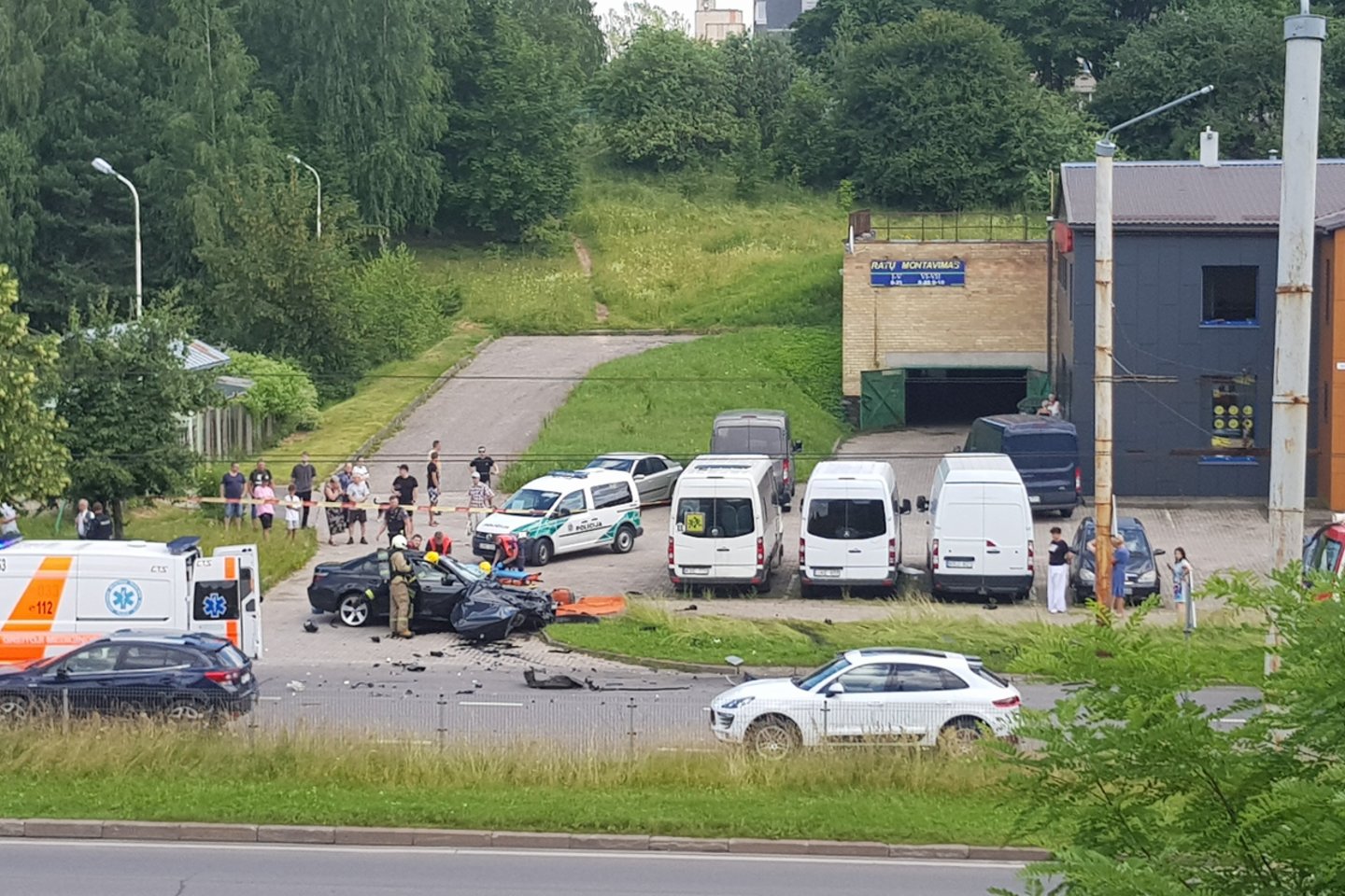 Vilniuje BMW trenkėsi į stulpą, pranešta apie nukentėjusį žmogų.<br> Įvykio liudininko Mindaugo M. nuotr.
