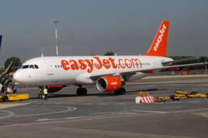 Atšaukianti skrydžius „EasyJet“ pranešė ir apie vadovo atsistatydinimą
