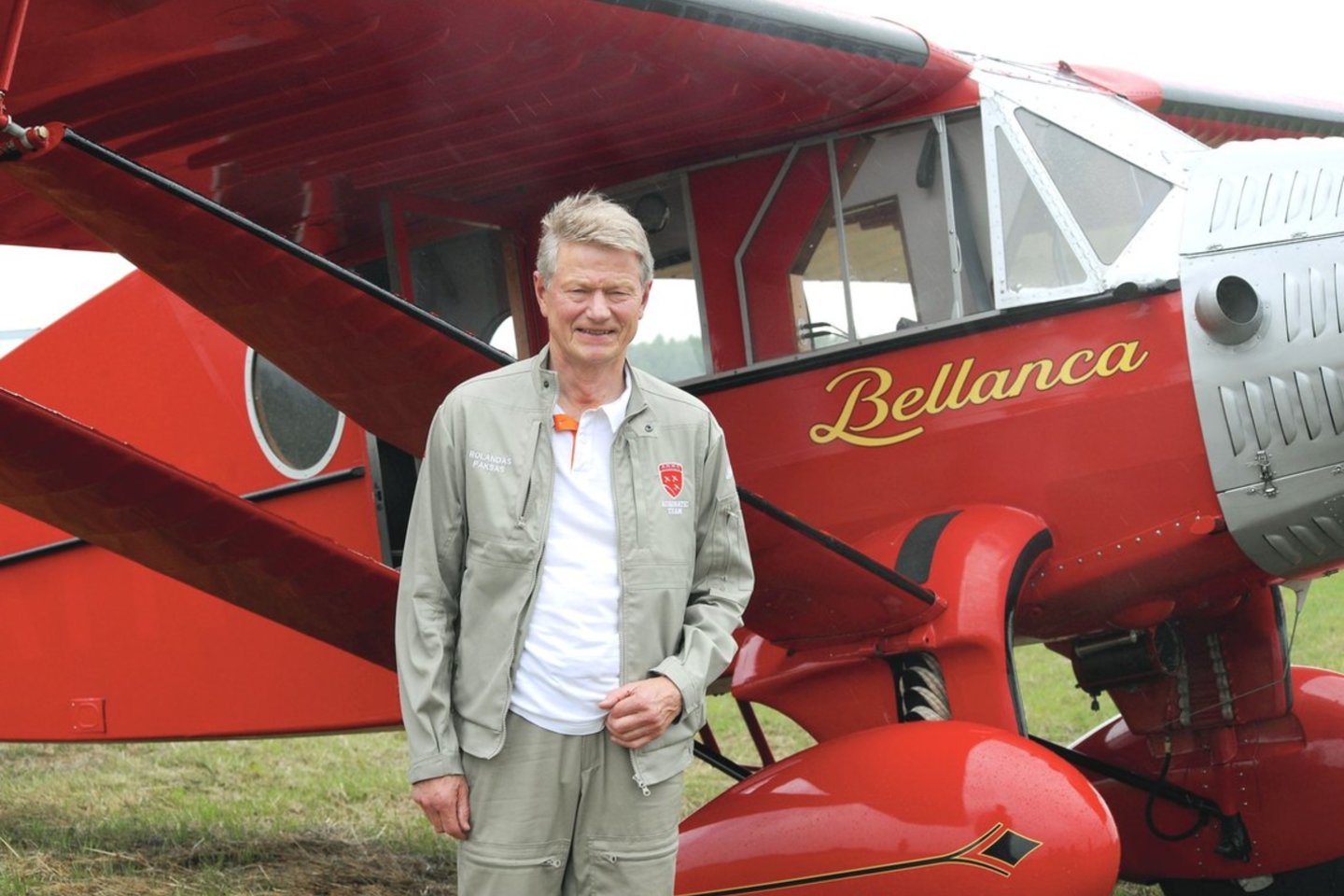 Tęsdamas vasaros turą R.Paksas su legendine „Bellanca CH-300“ savaitgalį pradžiugino į aviacijos šventę susirinkusius marijampoliečius.<br>R.Brazytės nuotr.