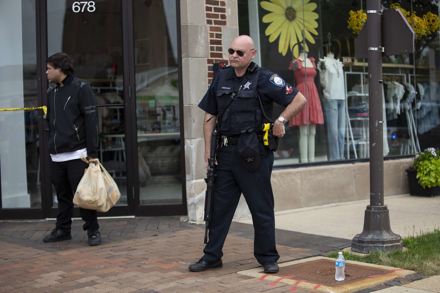 Kruvinų JAV Nepriklausomybės dienos parado šaudynių atomazga: policija praneša sulaikiusi įtariamąjį.<br>Reuters/Scanpix nuotr.