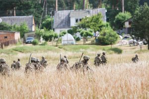 Prezidentūra: papildomos NATO pajėgos laikinai atvykti gali ir dabar