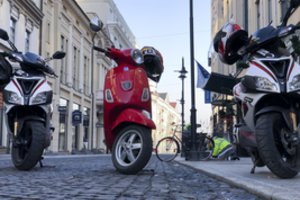 Dėl nuolat zvimbiančių motorolerių gyventojai pamiršo, kas yra normalus miegas: „pacukai“ prikelia nuo 4 val. ryto