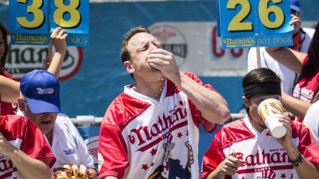 JAV įvyko tradicinės valgymo varžybos: nugalėtojas įveikė įspūdingą kiekį dešrainių