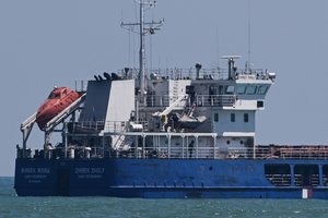 Kijevo ir Maskvos ginčo centre atsidūręs rusų laivas vis dar įstrigęs prie Turkijos krantų