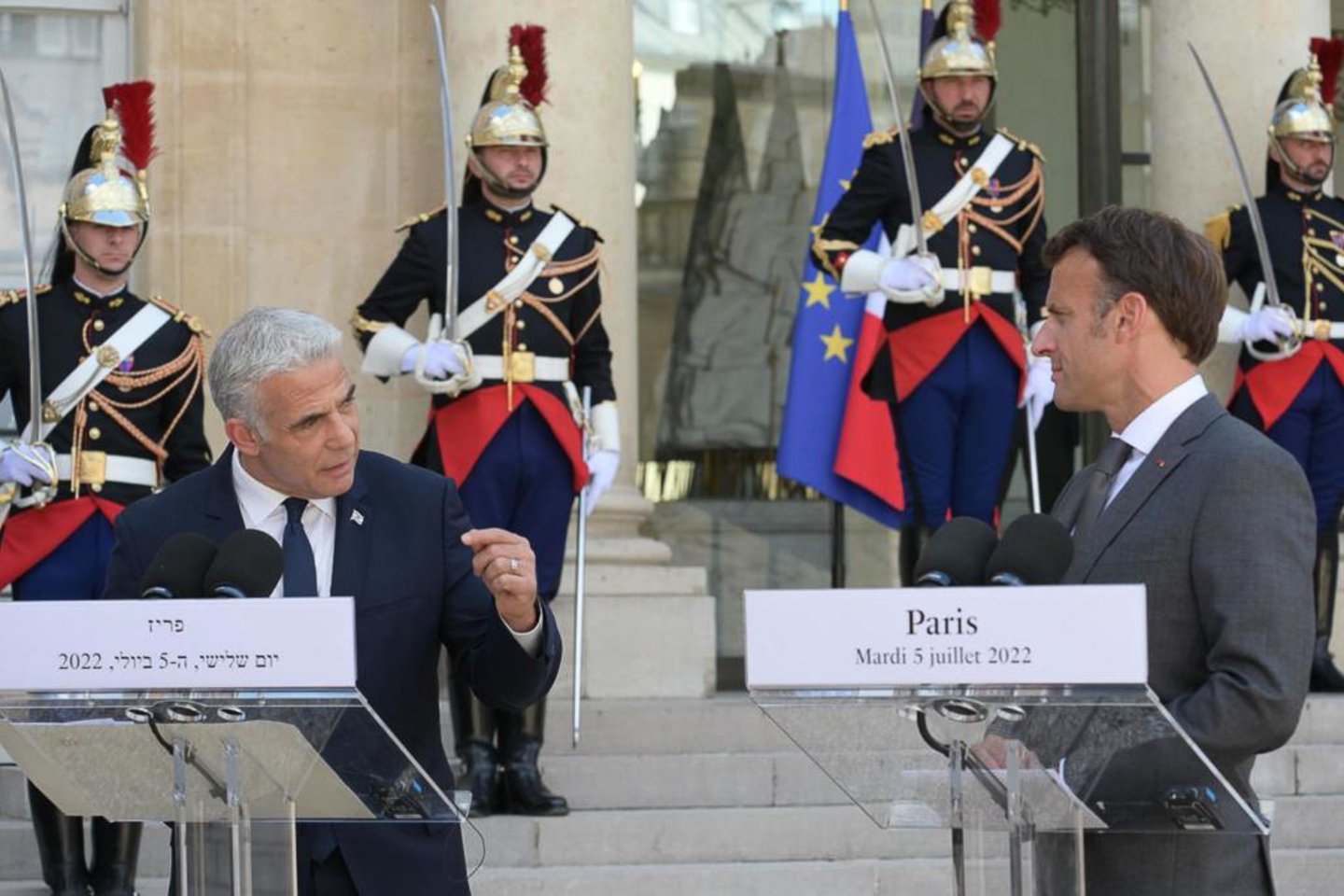Izraelio ministras pirmininkas Yairas Lapidas ir Prancūzijos prezidentas Emmanuelis Macronas.<br>ZUMA Press/Scanpix nuotr.