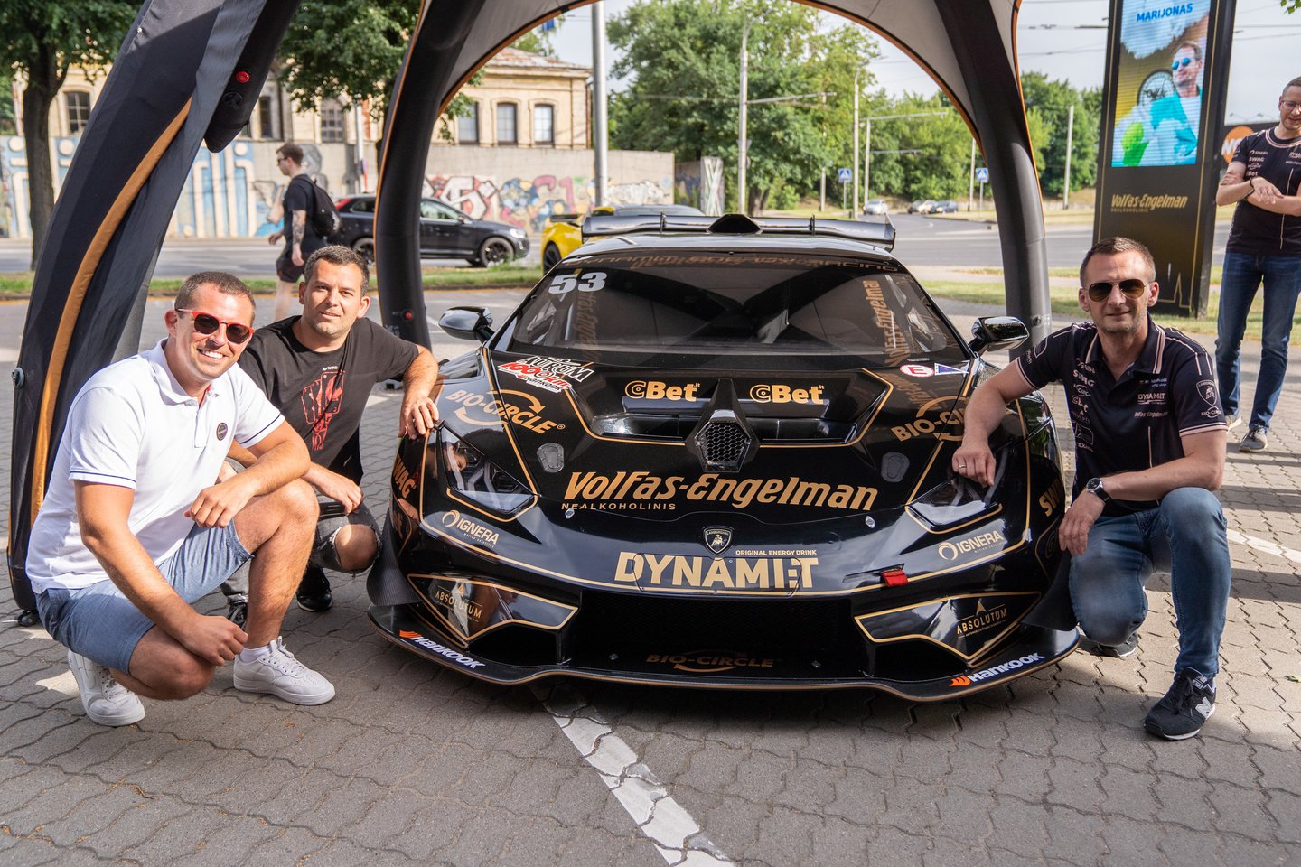  Lenktynininkai nekantrauja išbandyti „Lamborghini“ Palangoje vyksiančiose lenktynėse.<br> G.Bitvinsko nuotr.
