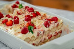 Lengvai paruošiamas desertas su uogomis: vasara be jo neįsivaizduojama