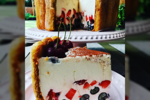 Jogurtinis tortas su braškėmis ir šilauogėmis, kurį lengvai paruoš bet kas