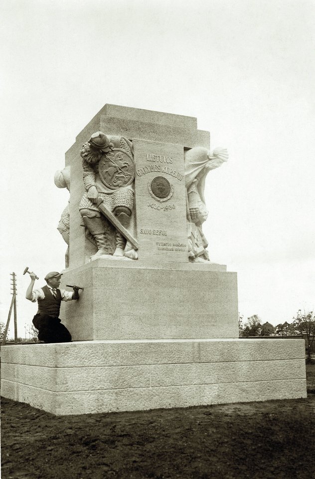 V.Grybas kala kunigaikščio Vytauto paminklo postamentą. 1931 m.<br> Šeimos archyvo nuotr.