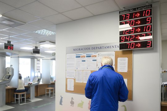 Kuriozai su pasų išdavimu: nors valstybė pristigo blankų pasams, skubos tvarkos tai nepalietė