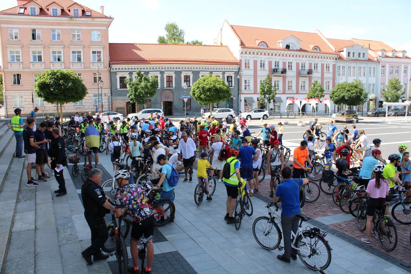 Liepos 1–ąją sostinės gatvėmis riedėjo šimtai Lietuvos, Danijos ir Ukrainos vėliavų spalvomis pasipuošusių dviratininkų.<br>Organizatorių nuotr.