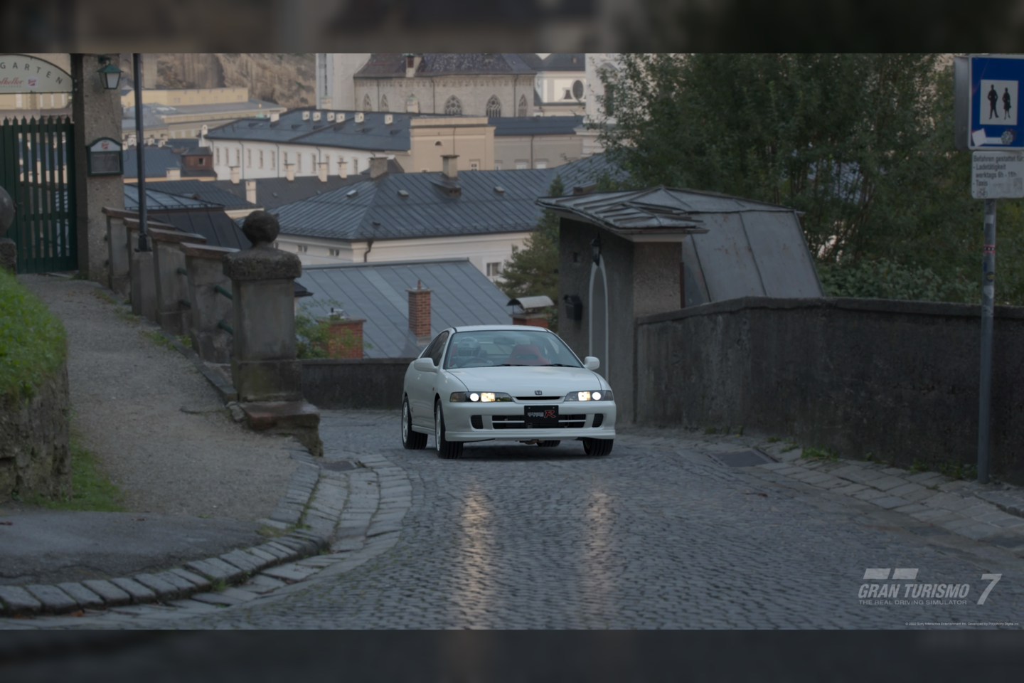  „Gran Turismo 7“: ar iš pirmo žvilgsnio pasakytumėte, kad tai ne reali automobilio nuotrauka?<br> Žaidimo ekrano nuotr.