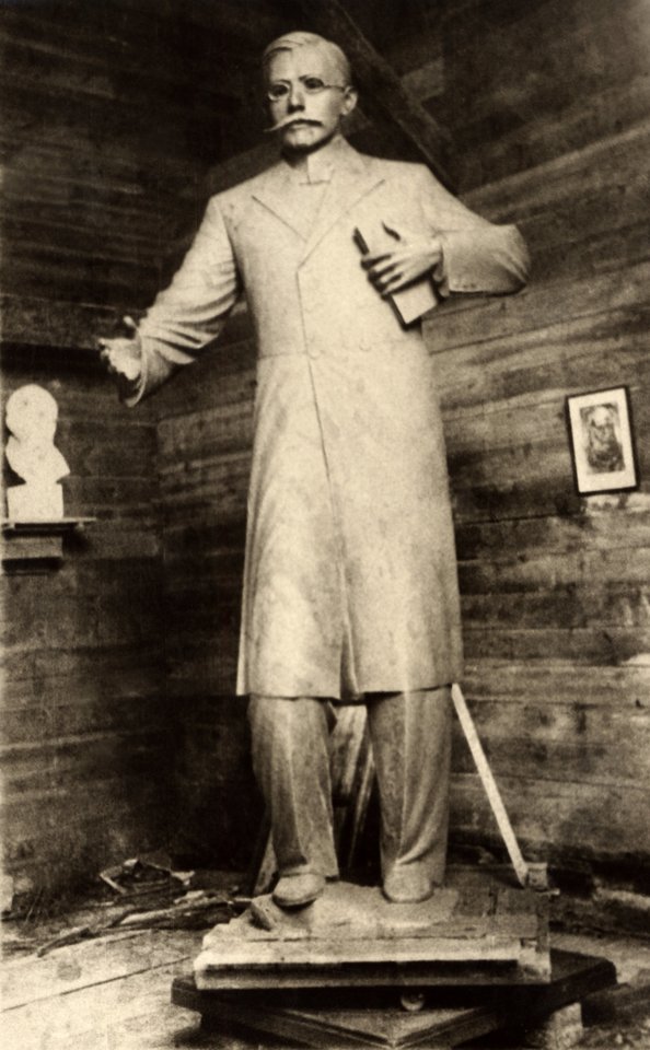  Sudaužyta gydytojo iš Zarasų D.Bukonto statula, nes baltaraištininkams ji buvo panaši į J.Staliną. 1940 m<br> Šeimos archyvo nuotr.