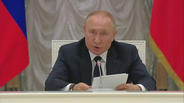 V. Putinas negaili ciniškų pareiškimų: esą Maskva tebėra atvira deryboms, o atsisakant bus sunkiau susitarti