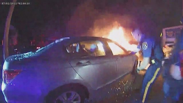 Kelionė, per plauką netapusi paskutine: Naujajame Džersyje pareigūnai iš liepsnojančio automobilio išgelbėjo vyrą