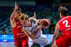 Lietuvos 17-mečiai krepšininkai sutriuškino lenkus ir žengė į pasaulio čempionato pusfinalį