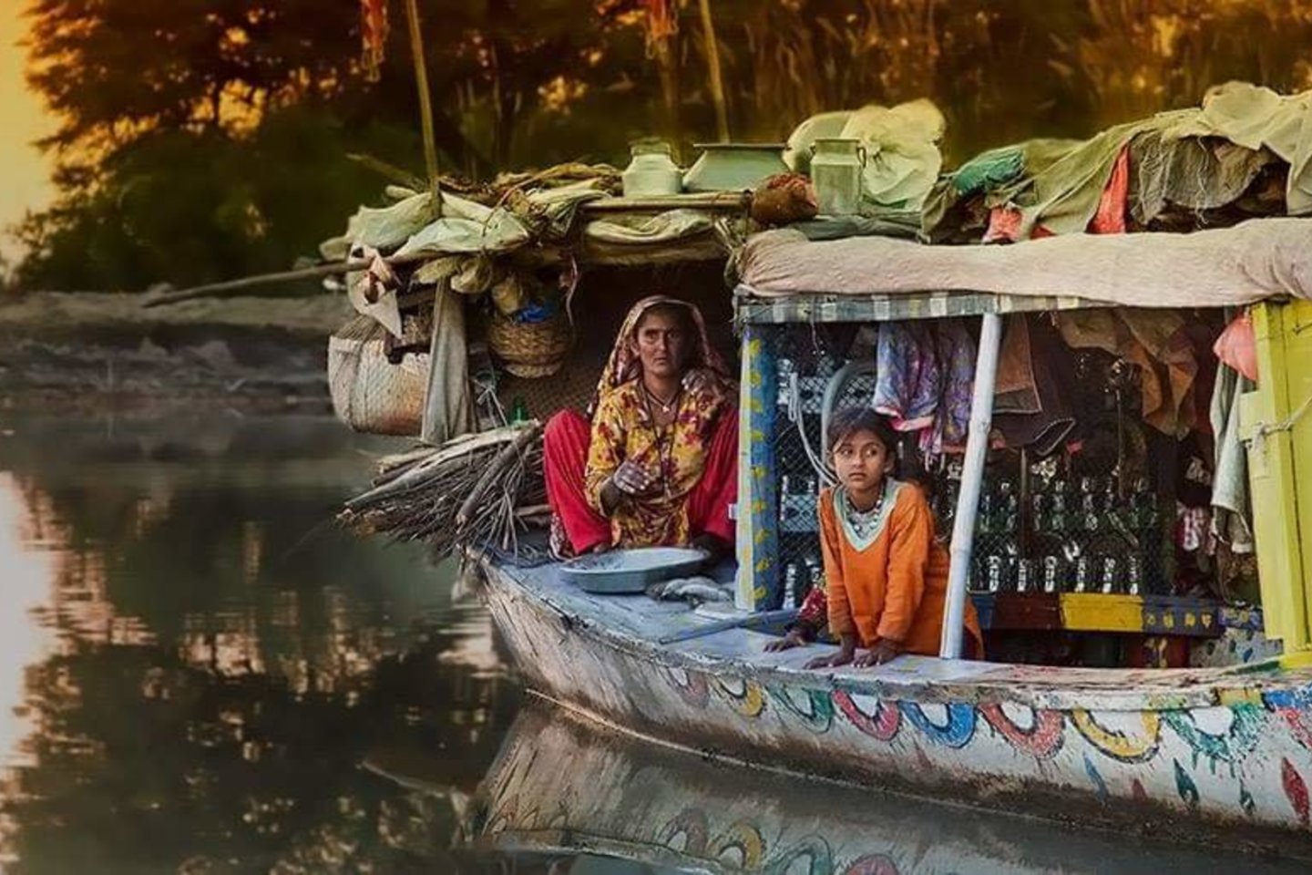 Mohanos genties žmonės gyvena savo valtyse. Tokį plaukiojantį kaimą galima išvysti tik Mančaro ežere, kuris tyvuliuoja Pakistano pietuose. Bet jei nebus pagalbos iš šalies, mohanų pasaulis dings.<br>„Twitter“ nuotr.